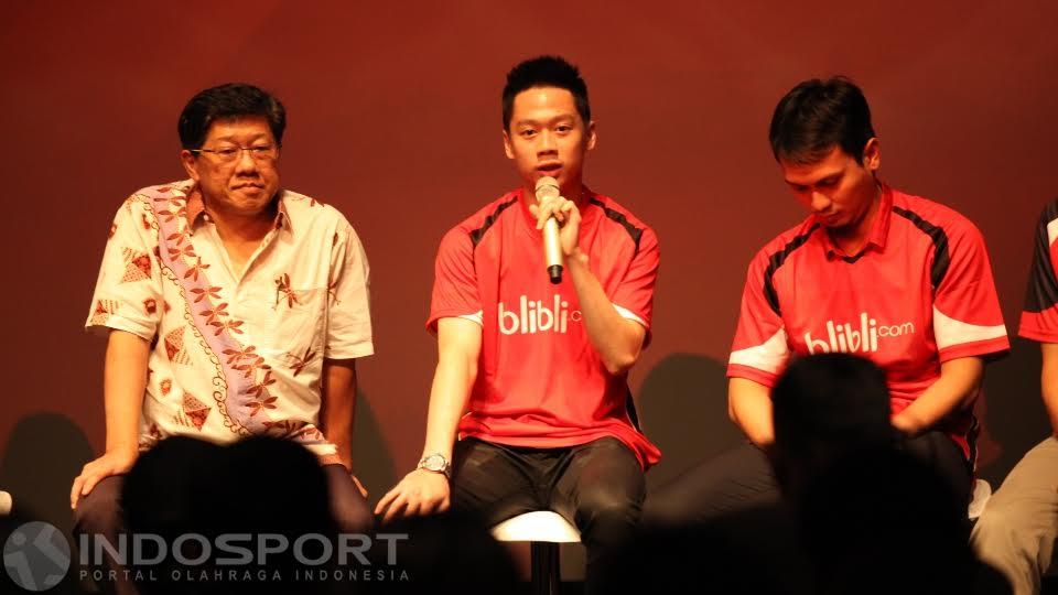 Atlet ganda putra Pelatnas Cipayung asal PB Djarum, Kevin Sanjaya (tengah) saat menjawab pertanyaan wartawan.